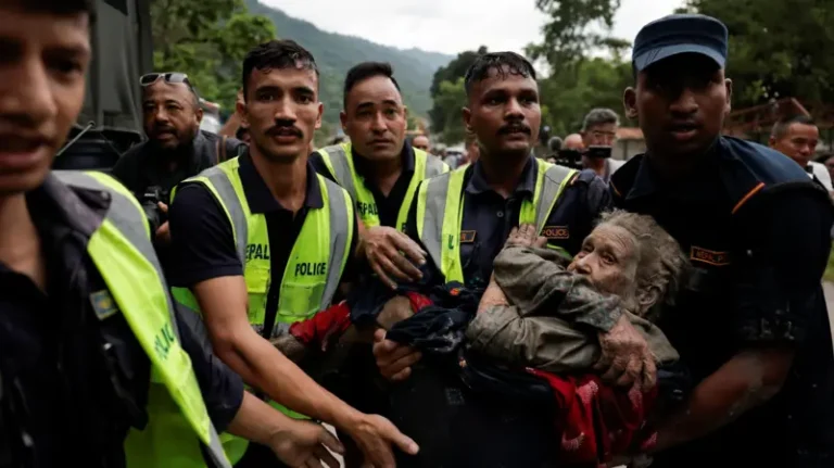 Enxurradas e deslizamentos deixam 157 mortos e centenas de desaparecidos entre Nepal e Tibete