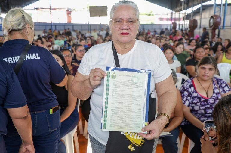 Governo do Amazonas entrega títulos definitivos de imóveis a moradoras de Manaus