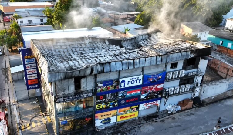 Incêndio em depósito de loja é controlado após cinco horas de combate na Zona Norte de Manaus