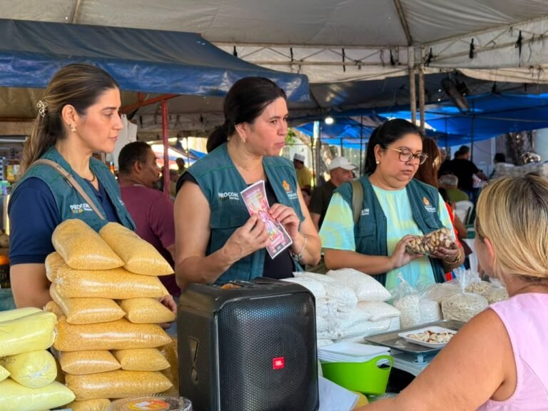 Fiscalização conjunta orienta feirantes sobre direitos do consumidor em Manaus