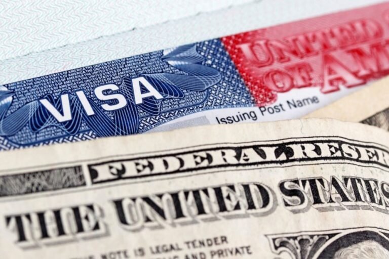 EUA suspendem temporariamente entrevistas para vistos de imigrantes