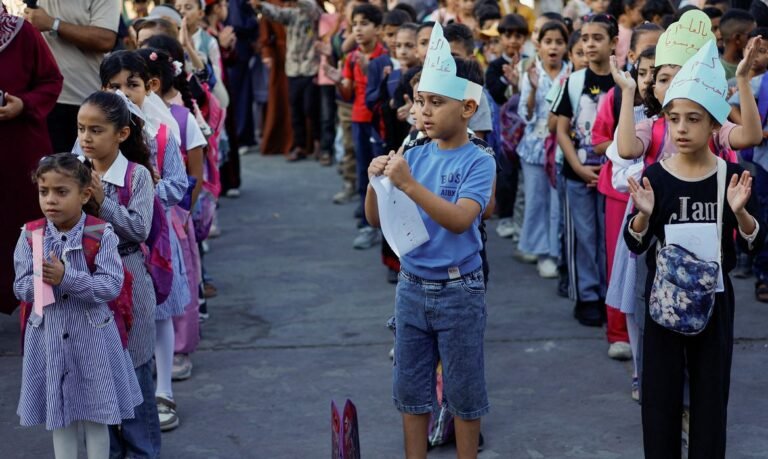 Alunos de Gaza voltam às aulas após quase três anos, mas encontram escolas destruídas por Israel