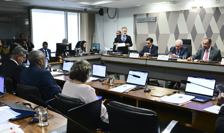 CCJ do Senado aprova fim da escala 6×1; jornada de trabalho reduz para 40 horas