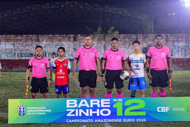 Barezinho Sub-12 encerra fase de grupos e define classificados às oitavas Equipe de arbitragem no campo de futebol