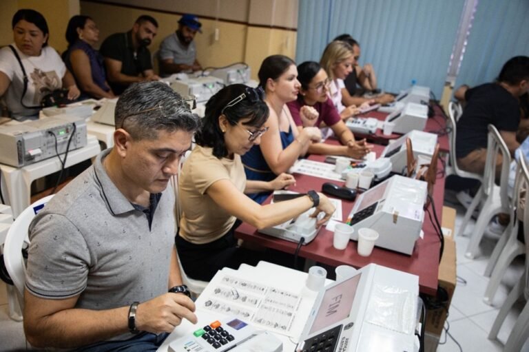 Zona eleitoral do Amazonas capacita coordenadores para as Eleições 2026 urnas eletrônicas sendo configuradas por pessoas