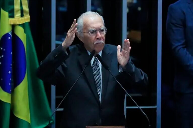 Político José Sarney fazendo discurso em plenário.