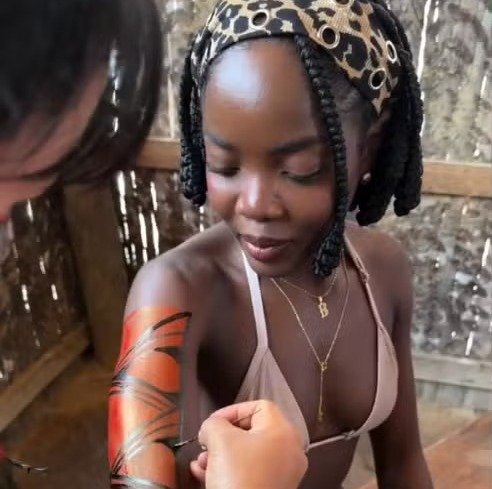 Clara Moneke visita aldeia indígena em Manaus e conhece cultura amazônica
