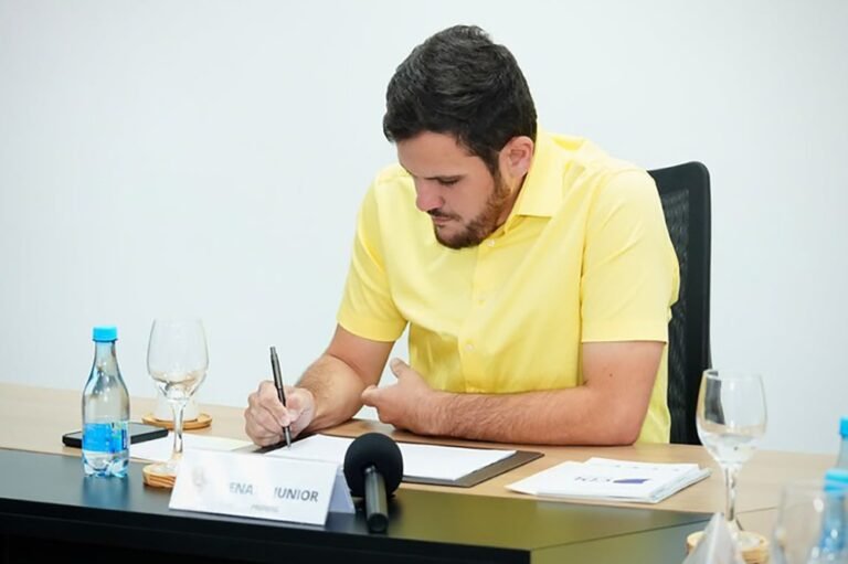Renato Junior assina progressões salariais para 7,6 mil servidores de Manaus