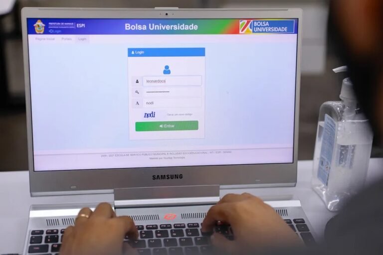 Bolsa Universidade abre inscrições para 19,9 mil bolsas em Manaus Monitor de computador com a tela aberta para fazer a inscrição do bolsa universidade