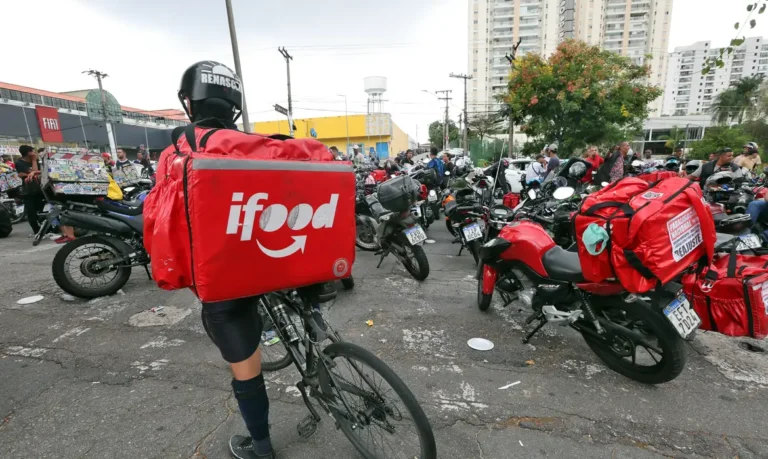 Quase dois milhões de pessoas trabalham por meio de aplicativos no Brasil, aponta IBGE