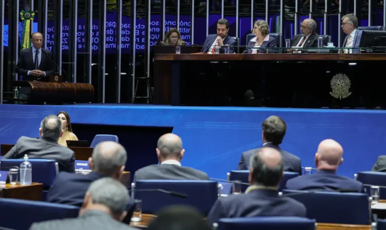 Senado vota nesta quarta-feira PEC que prevê fim da escala 6×1