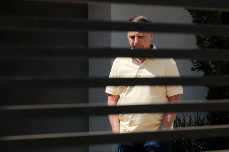 Bolsonaro pede ao STF retomada de visitas de Flávio durante prisão domiciliar