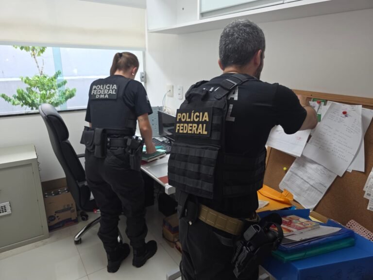 Garimpo ilegal: Justiça determina bloqueio de mais de R$ 35 milhões Agentes da polícia federal
