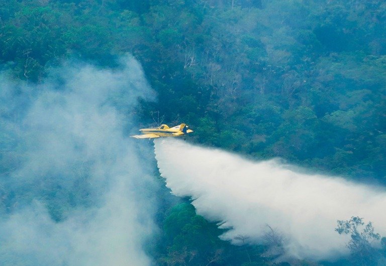 Aeronaves federais lançam mais de 1 milhão de litros de água contra incêndios no Amazonas