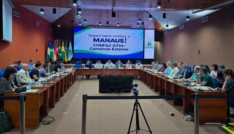 Suframa recebe auditores fiscais para discutir procedimentos de comércio exterior
