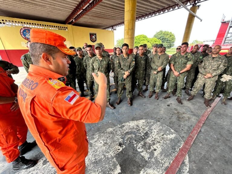 Bombeiros do AM capacitam 50 militares da Marinha para atuar contra queimadas