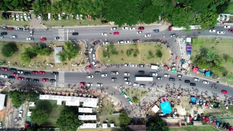 Dia de Finados terá mudanças no trânsito e reforço de ônibus em Manaus Vista de cima das ruas de Manaus durante o tráfego de veículos.
