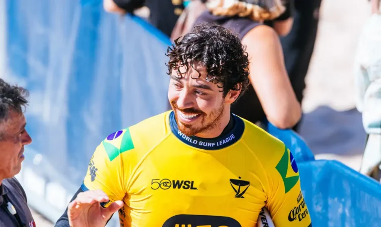 Líder do ranking, Yago Dora avança às quartas de final em Peniche; Medina e Ítalo também passam